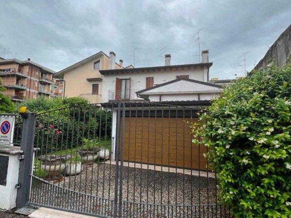 casa indipendente in vendita a Verona in zona Santa Lucia
