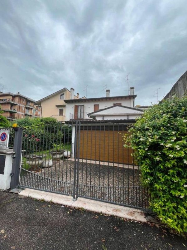 casa indipendente in vendita a Verona in zona Santa Lucia