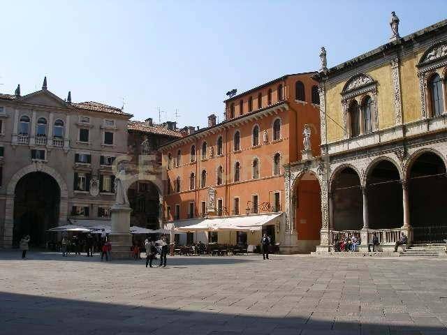 negozio in vendita a Verona in zona Centro Storico