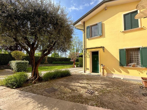 casa indipendente in vendita a Verona in zona Santa Lucia