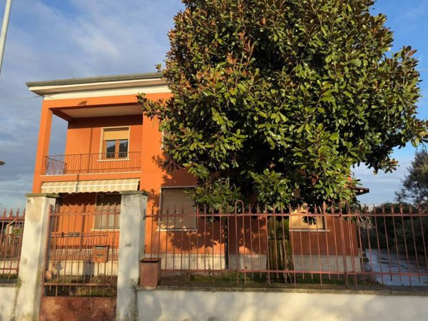 casa indipendente in vendita a Verona in zona Santa Lucia