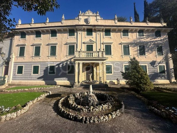 villa in vendita a Verona in zona Centro Storico