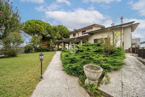 casa indipendente in vendita a Verona in zona Centro Storico