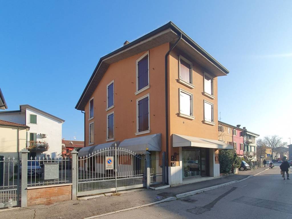 casa indipendente in vendita a Verona in zona Santa Lucia