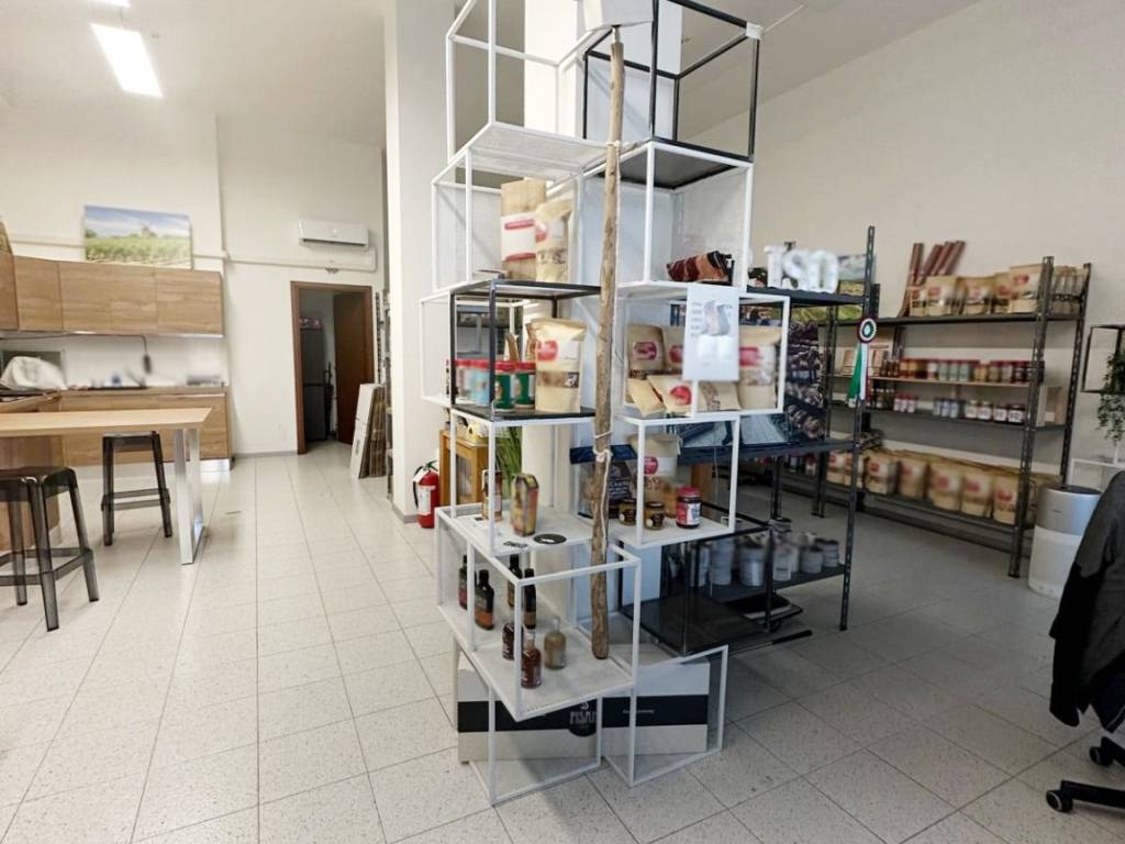 negozio in vendita a Verona in zona San Massimo all'Adige