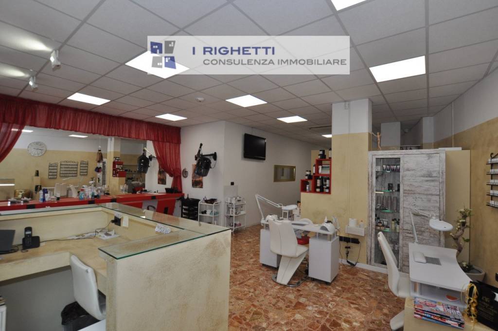 negozio in vendita a Verona in zona Borgo Roma
