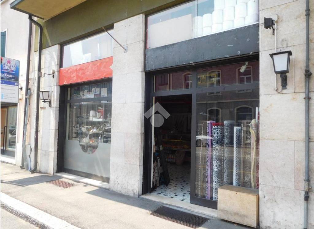 negozio in vendita a Verona in zona Borgo Roma