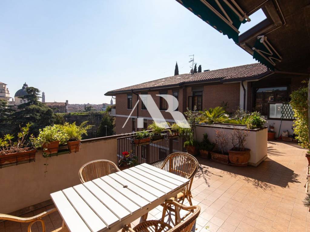 appartamento in vendita a Verona in zona Valdonega