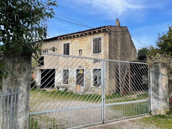 casa indipendente in vendita a Verona in zona Santa Lucia