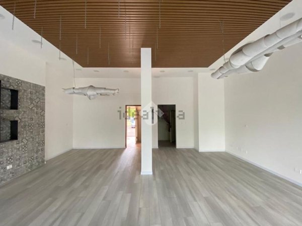 negozio in vendita a Verona in zona Saval