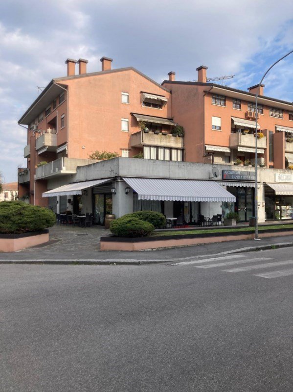 negozio in vendita a Verona in zona San Massimo all'Adige