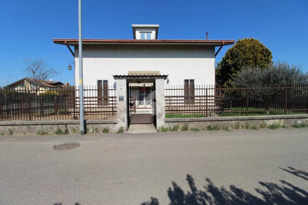 casa indipendente in vendita a Verona in zona Santa Lucia