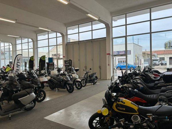 locale commerciale in vendita a Verona in zona Santa Lucia