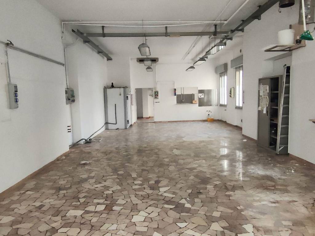 negozio in vendita a Verona in zona Borgo Venezia / Borgo Trieste