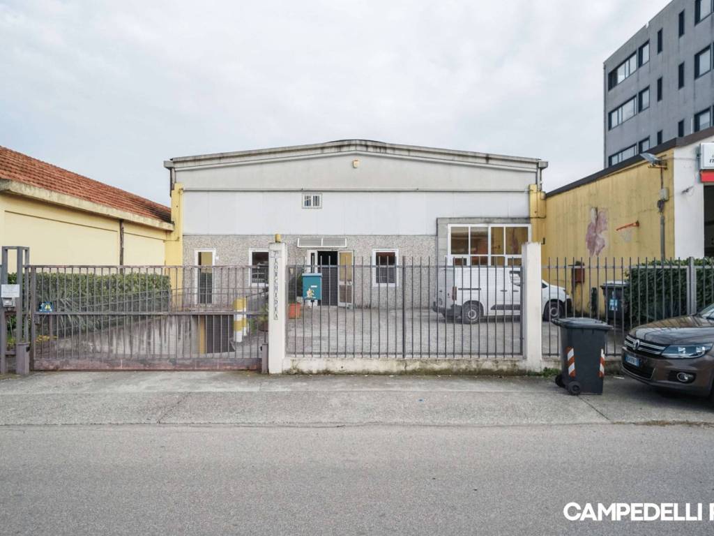 locale commerciale in vendita a Verona in zona Golosine