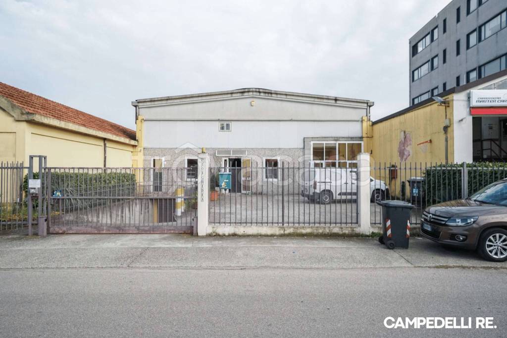 locale commerciale in vendita a Verona in zona Golosine