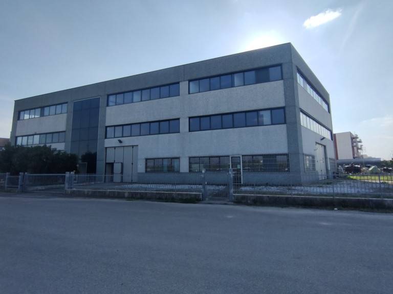 locale commerciale in vendita a Verona in zona Chievo