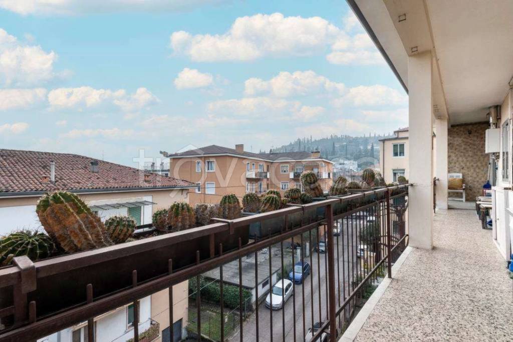appartamento in vendita a Verona in zona Valdonega