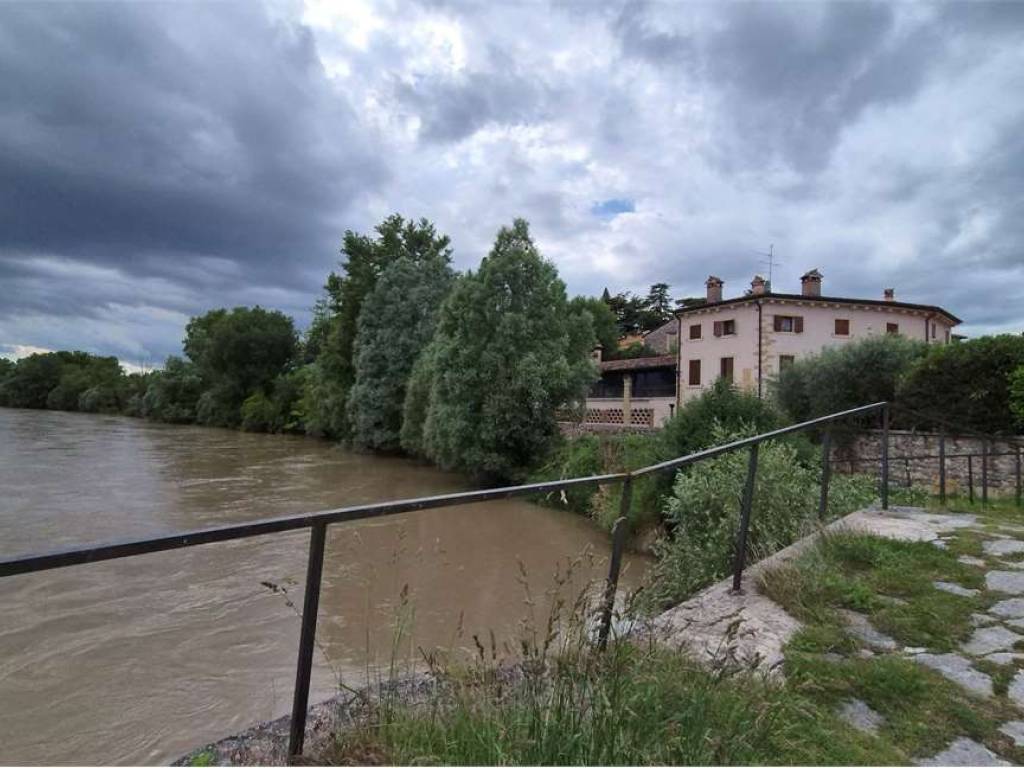 casa indipendente in vendita a Verona in zona Parona di Valpolicella