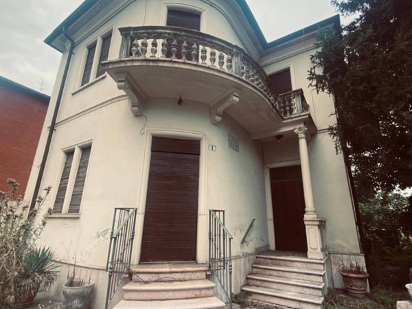 casa indipendente in vendita a Verona in zona Santa Lucia