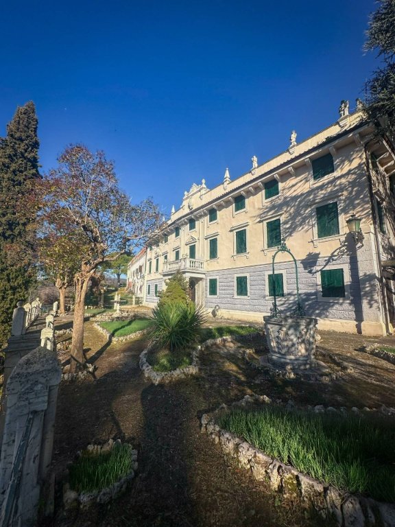 casa indipendente in vendita a Verona in zona Centro Storico