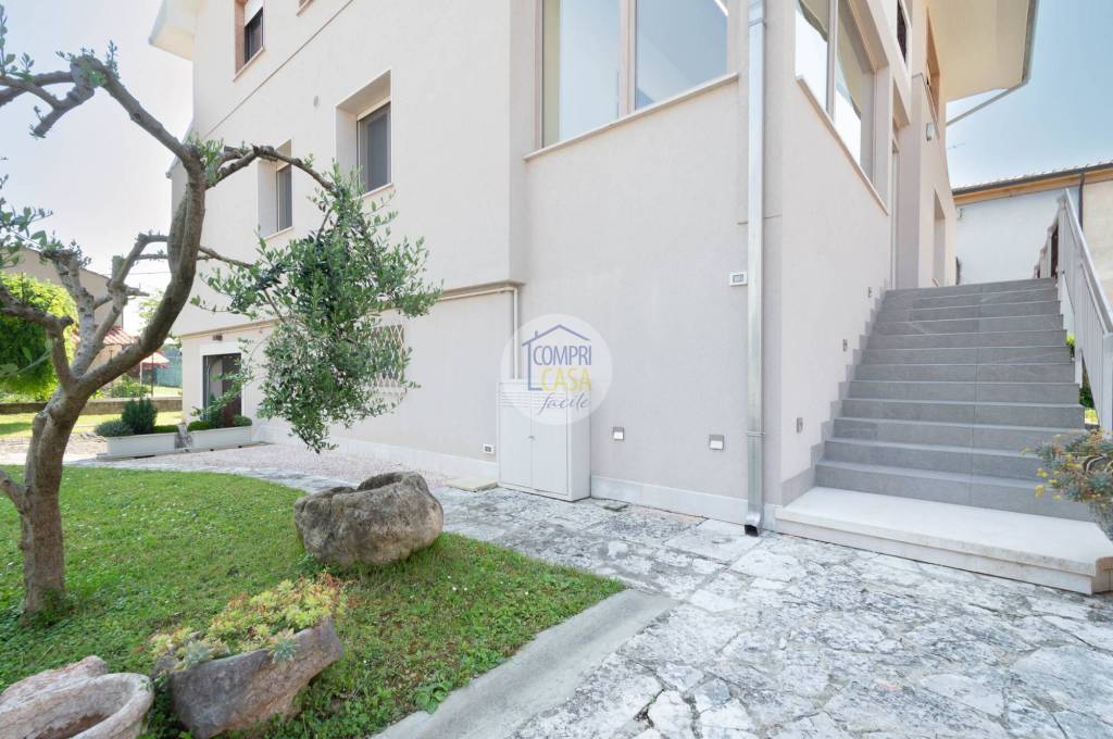 casa indipendente in vendita a Verona in zona Cadidavid