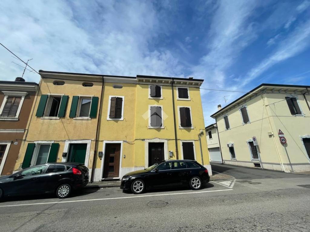 appartamento in vendita a Verona in zona Borgo Roma