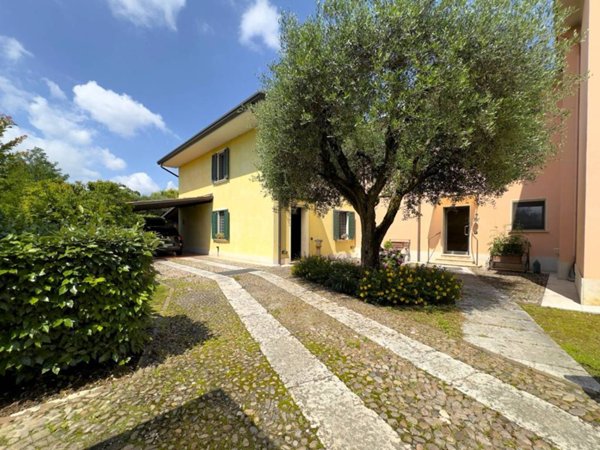 casa indipendente in vendita a Verona in zona Santa Lucia