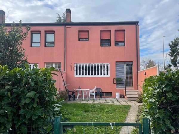 casa indipendente in vendita a Verona in zona Saval