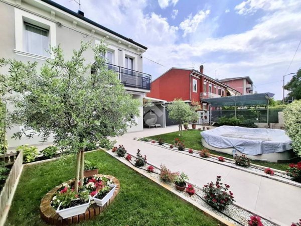 casa indipendente in vendita a Verona in zona Golosine