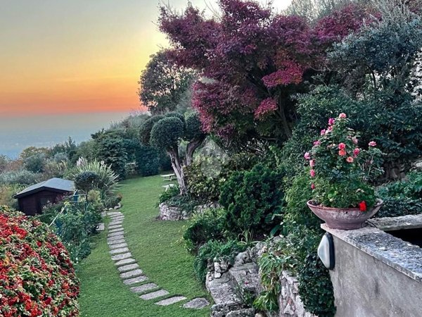 casa indipendente in vendita a Verona in zona Avesa