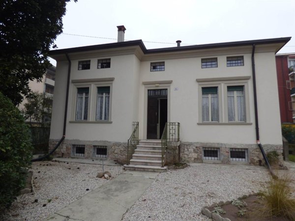 negozio in vendita a Verona in zona Borgo Roma