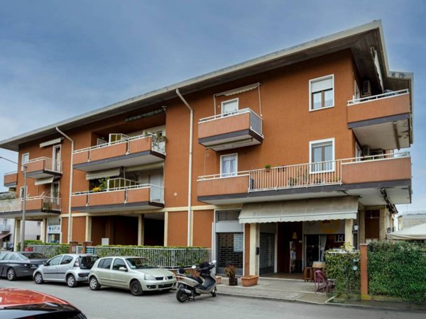 negozio in vendita a Verona in zona San Massimo all'Adige
