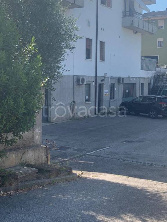 locale commerciale in vendita a Verona in zona San Massimo all'Adige