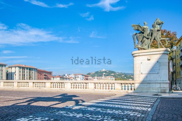 locale commerciale in vendita a Verona in zona Centro Storico