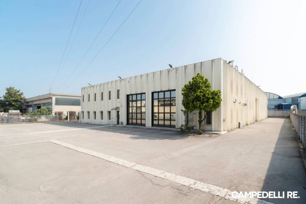 locale commerciale in vendita a Verona