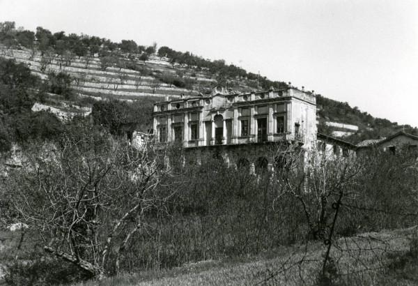 negozio in vendita a Verona in zona Valdonega