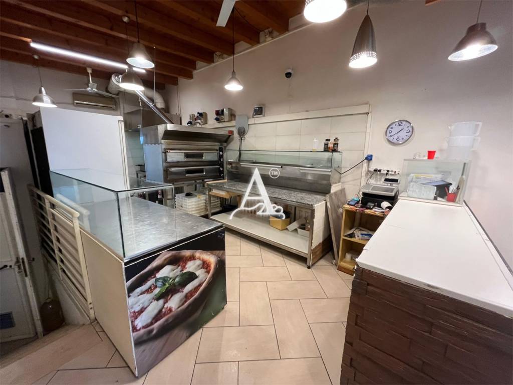 negozio in vendita a Verona in zona Borgo Venezia / Borgo Trieste