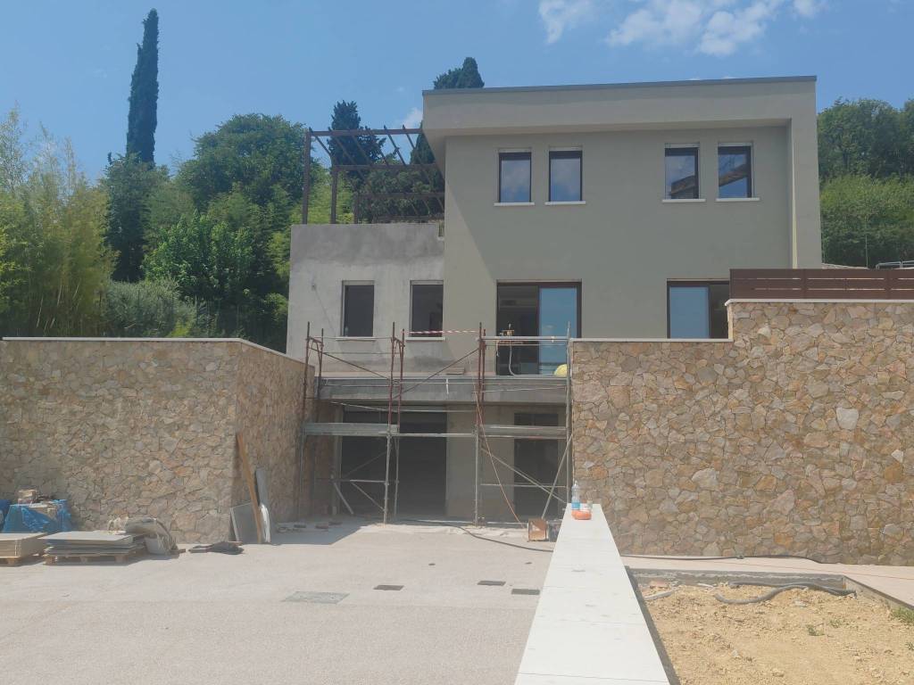 casa indipendente in vendita a Verona in zona Avesa