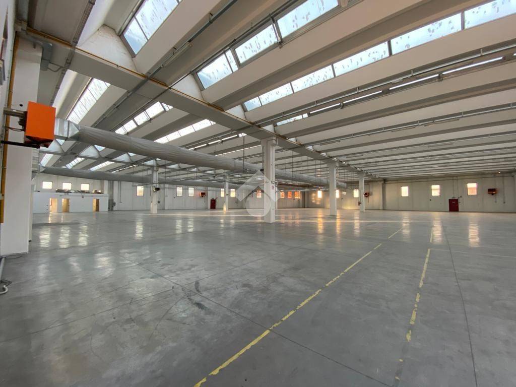 locale commerciale in vendita a Verona in zona Cadidavid