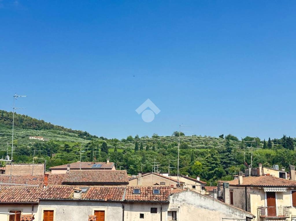 casa indipendente in vendita a Verona in zona Quinzano