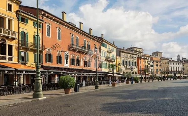 negozio in vendita a Verona in zona Centro Storico