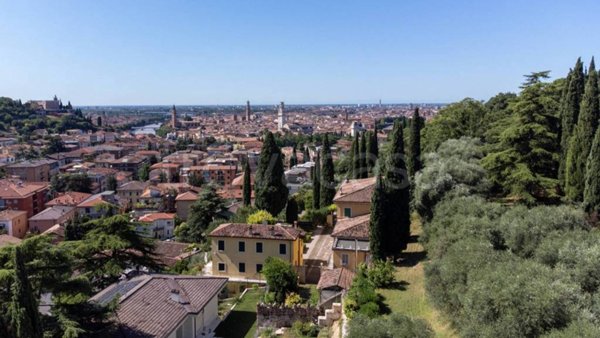 casa indipendente in vendita a Verona in zona Valdonega