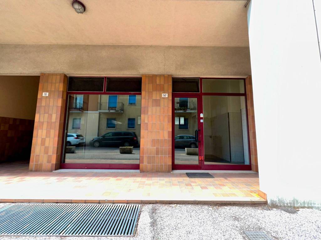 negozio in vendita a Verona in zona Borgo Roma