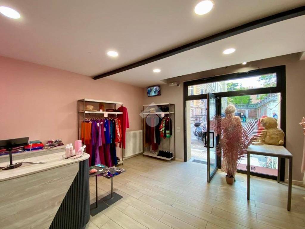 negozio in vendita a Verona in zona Centro Storico
