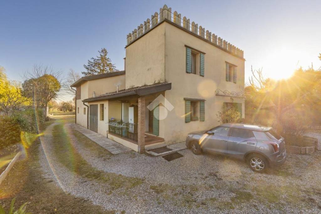 casa indipendente in vendita a Verona in zona Parona di Valpolicella