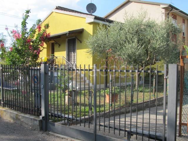 casa indipendente in vendita a Verona in zona Santa Lucia