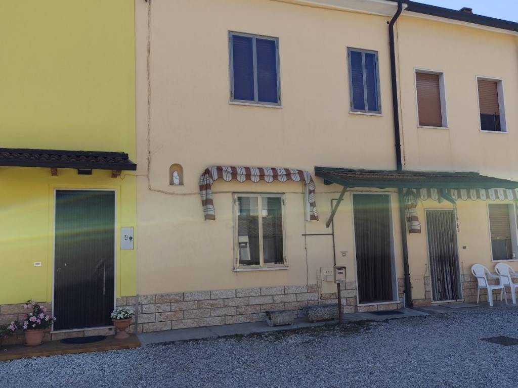 casa indipendente in vendita a Verona in zona Santa Lucia