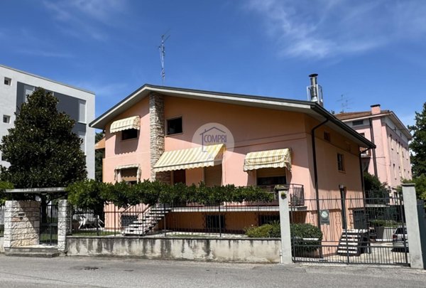 casa indipendente in vendita a Verona in zona San Massimo all'Adige