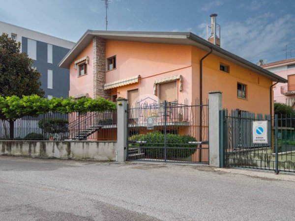 casa indipendente in vendita a Verona in zona Borgo Milano